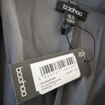 BOOHOO, sivé asymetrické šaty