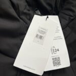 CALVIN KLEIN čierna dámska páperová bunda s výrazným opaskom v páse pre moderný a ženský vzhľad. Veľkosť M/38/10. Výborný stav. Trendový kúsok z kvalitného second handu pre milovníčky značkovej módy.