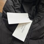 CALVIN KLEIN čierna dámska páperová bunda s výrazným opaskom v páse pre moderný a ženský vzhľad. Veľkosť M/38/10. Výborný stav. Trendový kúsok z kvalitného second handu pre milovníčky značkovej módy.