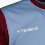 Športové tričko HUMMEL v kombinácii svetlomodrej a bordovej farby je ideálne na šport aj bežné nosenie, dostupné vo veľkosti XXL/60-62. Výborná voľba pre každého, kto hľadá second hand online alebo značkový second hand online so spoľahlivou ponukou veľkostí.