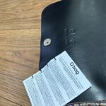 O BAG hnedá dámska kabelka. Praktický a štýlový doplnok, ideálny na každodenné nosenie. Moderný dizajn v kombinácii s kvalitnými materiálmi ponúka univerzálne využitie a jedinečný vzhľad. lu secondhand