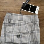 JACK&JONES Pánsky károvaný oblek s elegantným dizajnom a moderným strihom. Perfektný na formálne udalosti alebo štýlové pracovné stretnutia. Skombinujte komfort s nadčasovou eleganciou. lu secondhand