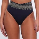 RIVER ISLAND, spodný diel plaviek dostupný vo viacerých veľkostiach. Elegantný vysoký pás zdobený zlatými detailmi vytvára sofistikovaný vzhľad a zaisťuje pohodlie. Perfektný doplnok pre váš letný šatník.