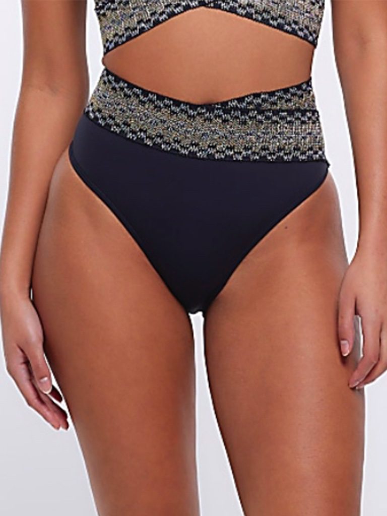 RIVER ISLAND, spodný diel plaviek dostupný vo viacerých veľkostiach. Elegantný vysoký pás zdobený zlatými detailmi vytvára sofistikovaný vzhľad a zaisťuje pohodlie. Perfektný doplnok pre váš letný šatník.