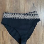 RIVER ISLAND, spodný diel plaviek dostupný vo viacerých veľkostiach. Elegantný vysoký pás zdobený zlatými detailmi vytvára sofistikovaný vzhľad a zaisťuje pohodlie. Perfektný doplnok pre váš letný šatník.