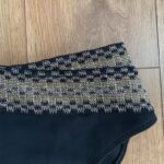 RIVER ISLAND, spodný diel plaviek dostupný vo viacerých veľkostiach. Elegantný vysoký pás zdobený zlatými detailmi vytvára sofistikovaný vzhľad a zaisťuje pohodlie. Perfektný doplnok pre váš letný šatník.