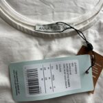 Biele tehotenské tričko od ANNA FIELD s jemným volánovým rukávom je ideálne na teplejšie dni. Príjemný, elastický materiál poskytuje pohodlie počas celého tehotenstva a lichotivý strih zvýrazní siluetu.