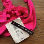 Zamiluj sa do tohto výrazného ružového spodného dielu plaviek RIVER ISLAND s volánikmi, ktoré podčiarknu tvoj letný look. Priliehavý strih zabezpečí pohodlie a ženský šarm pri opaľovaní aj kúpaní. Ideálny doplnok pre fashionistky s odvahou!