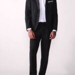 Tento elegantný pánsky oblek PIER ONE vo veľkosti M/48-50 je ideálnou voľbou na formálne príležitosti, svadby či večerné eventy. Čierna klasika s decentným saténovým detailom na saku dodáva outfitu sofistikovaný vzhľad.