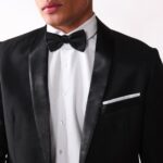 Tento elegantný pánsky oblek PIER ONE vo veľkosti M/48-50 je ideálnou voľbou na formálne príležitosti, svadby či večerné eventy. Čierna klasika s decentným saténovým detailom na saku dodáva outfitu sofistikovaný vzhľad.