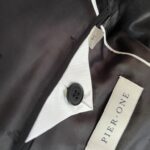 Tento elegantný pánsky oblek PIER ONE vo veľkosti M/48-50 je ideálnou voľbou na formálne príležitosti, svadby či večerné eventy. Čierna klasika s decentným saténovým detailom na saku dodáva outfitu sofistikovaný vzhľad.