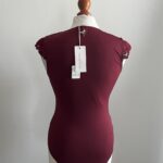 RINASCIMENTO vínovo červené čipkované body s hlbokým výstrihom a elegantným dizajnom. Viac veľkostí dostupných – ideálne na večerné aj formálnejšie outfity.