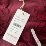 RINASCIMENTO vínovo červené čipkované body s hlbokým výstrihom a elegantným dizajnom. Viac veľkostí dostupných – ideálne na večerné aj formálnejšie outfity.
