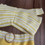 Žiarivé celé plavky značky RIVER ISLAND vo veľkosti L/40/12 zaujmú sviežou kombináciou žltej a bielej. Off-shoulder strih, rafinovaný výrez v prednej časti a opasok s kovovým kruhom v páse dodávajú modelu retro eleganciu a ženský šarm. Ideálne na štýlové leto plné pohody a sebavedomia.