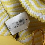 Žiarivé celé plavky značky RIVER ISLAND vo veľkosti L/40/12 zaujmú sviežou kombináciou žltej a bielej. Off-shoulder strih, rafinovaný výrez v prednej časti a opasok s kovovým kruhom v páse dodávajú modelu retro eleganciu a ženský šarm. Ideálne na štýlové leto plné pohody a sebavedomia.