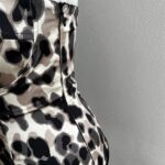 Štýlové dámske body značky RINASCIMENTO s leopardím vzorom vo viacerých veľkostiach. Jemné ramienka a tvarovaný korzetový strih krásne formujú postavu a dodávajú zvodný a zároveň elegantný vzhľad. Ideálne na večerné výjazdy, párty aj výrazné každodenné outfity.