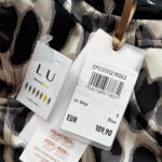 Štýlové dámske body značky RINASCIMENTO s leopardím vzorom vo viacerých veľkostiach. Jemné ramienka a tvarovaný korzetový strih krásne formujú postavu a dodávajú zvodný a zároveň elegantný vzhľad. Ideálne na večerné výjazdy, párty aj výrazné každodenné outfity.