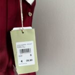 Elegantné červené saténové tielko značky RINASCIMENTO s jemnou čipkou vo výstrihu, dostupné vo viacerých veľkostiach. Luxusný materiál a rafinovaný strih dodajú vášmu outfitu nádych ženskosti a noblesy. Ideálne na vrstvenie alebo ako samostatný kúsok na špeciálne príležitosti.