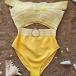 Žiarivé celé plavky značky RIVER ISLAND vo veľkosti L/40/12 zaujmú sviežou kombináciou žltej a bielej. Off-shoulder strih, rafinovaný výrez v prednej časti a opasok s kovovým kruhom v páse dodávajú modelu retro eleganciu a ženský šarm. Ideálne na štýlové leto plné pohody a sebavedomia.