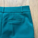 Elegantné nohavice v smaragdovej farbe pôsobia sviežo a sú ideálne na formálne aj neformálne príležitosti. Vďaka úzkemu strihu a vyššiemu pásu pekne predĺžia postavu a dodajú outfitu moderný nádych. Kombinujte ich s blúzkou alebo sakom pre štýlový a upravený vzhľad.