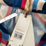 Farebné letné šaty s originálnym geometrickým vzorom okamžite pritiahnu pozornosť a dodajú sviežosť každému outfitu. Prekladaný výstrih a opasok v páse krásne formujú postavu a zvýrazňujú ženské krivky. Ľahký a vzdušný materiál zabezpečuje pohodlie počas horúcich letných dní.