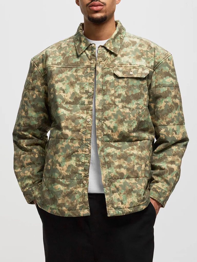 Maskáčová bunda od The North Face spája outdoorový štýl s modernou mestskou estetikou. Ľahké zateplenie a zapínanie na cvoky zabezpečujú komfort v prechodnom období. Ideálna voľba pre mužov, ktorí hľadajú funkčný, no zároveň štýlový vrchný odev.