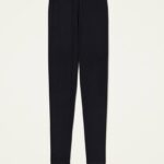 Objav dokonalý základ každodenného šatníka s týmito elegantnými legínami od značky TWINSET. Minimalistický dizajn, vysoký pás a kvalitný elastický materiál ti zaručia pohodlie i štýl počas celého dňa — či už v práci, pri prechádzke alebo na kávu s priateľmi.