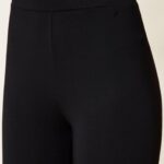 Objav dokonalý základ každodenného šatníka s týmito elegantnými legínami od značky TWINSET. Minimalistický dizajn, vysoký pás a kvalitný elastický materiál ti zaručia pohodlie i štýl počas celého dňa — či už v práci, pri prechádzke alebo na kávu s priateľmi.