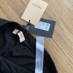 Objav dokonalý základ každodenného šatníka s týmito elegantnými legínami od značky TWINSET. Minimalistický dizajn, vysoký pás a kvalitný elastický materiál ti zaručia pohodlie i štýl počas celého dňa — či už v práci, pri prechádzke alebo na kávu s priateľmi.