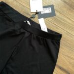 Objav dokonalý základ každodenného šatníka s týmito elegantnými legínami od značky TWINSET. Minimalistický dizajn, vysoký pás a kvalitný elastický materiál ti zaručia pohodlie i štýl počas celého dňa — či už v práci, pri prechádzke alebo na kávu s priateľmi.