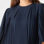TWINSET, tmavo modré šaty, XXL/44/16 – elegantné plisované šaty s jemným leskom, krátkym rukávom a dekoratívnymi gombíkmi na ramene. Ideálne na spoločenské príležitosti alebo štýlové večerné výjazdy.