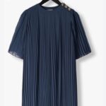 TWINSET, tmavo modré šaty, XXL/44/16 – elegantné plisované šaty s jemným leskom, krátkym rukávom a dekoratívnymi gombíkmi na ramene. Ideálne na spoločenské príležitosti alebo štýlové večerné výjazdy.