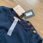TWINSET, tmavo modré šaty, XXL/44/16 – elegantné plisované šaty s jemným leskom, krátkym rukávom a dekoratívnymi gombíkmi na ramene. Ideálne na spoločenské príležitosti alebo štýlové večerné výjazdy.