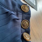 TWINSET, tmavo modré šaty, XXL/44/16 – elegantné plisované šaty s jemným leskom, krátkym rukávom a dekoratívnymi gombíkmi na ramene. Ideálne na spoločenské príležitosti alebo štýlové večerné výjazdy.