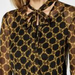 Elegancia na každý deň! Tieto sofistikované šaty od TWINSET kombinujú ľahký transparentný materiál s decentným zlatým vzorom a romantickou viazačkou pri krku. Dokonalé do kancelárie aj na štýlové popoludnie v meste.