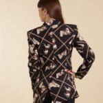 Zaujmite s absolútnou gráciou – toto BABYLON sako s unikátnym koňským motívom a výrazným zlatým gombíkom je zosobnením noblesy a originality. Perfektne sedí na postave, hodí sa k saténovej blúzke aj džínsom. Buďte výnimočná v každom detaile.