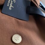 Ikonická kombinácia elegancie a šarmu – tieto BABYLON šaty s lodičkovým výstrihom, zlatými gombíkmi a jemne rozšírenou sukňou pripomínajú kabátikový štýl s nádychom parížskej noblesy. Perfektné na jeseň aj jar – so štýlovými topánkami vytvoríš neprehliadnuteľný outfit.
