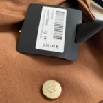 Ikonická kombinácia elegancie a šarmu – tieto BABYLON šaty s lodičkovým výstrihom, zlatými gombíkmi a jemne rozšírenou sukňou pripomínajú kabátikový štýl s nádychom parížskej noblesy. Perfektné na jeseň aj jar – so štýlovými topánkami vytvoríš neprehliadnuteľný outfit.