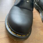Dodaj svojmu outfitu rebelský nádych s ikonickými koženými topánkami Dr. MARTENS. Robustné, no zároveň štýlové – tieto čierne topánky v klasickej siluete so zipsovým detailom a legendárnym žltým prešívaním sú ideálnou voľbou pre tých, ktorí vedia, čo chcú. Ideálne na každodenné nosenie aj ako výrazný módny doplnok.