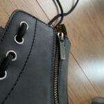 Dodaj svojmu outfitu rebelský nádych s ikonickými koženými topánkami Dr. MARTENS. Robustné, no zároveň štýlové – tieto čierne topánky v klasickej siluete so zipsovým detailom a legendárnym žltým prešívaním sú ideálnou voľbou pre tých, ktorí vedia, čo chcú. Ideálne na každodenné nosenie aj ako výrazný módny doplnok.