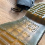 Dodaj svojmu outfitu rebelský nádych s ikonickými koženými topánkami Dr. MARTENS. Robustné, no zároveň štýlové – tieto čierne topánky v klasickej siluete so zipsovým detailom a legendárnym žltým prešívaním sú ideálnou voľbou pre tých, ktorí vedia, čo chcú. Ideálne na každodenné nosenie aj ako výrazný módny doplnok.