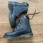 Dodaj svojmu outfitu rebelský nádych s ikonickými koženými topánkami Dr. MARTENS. Robustné, no zároveň štýlové – tieto čierne topánky v klasickej siluete so zipsovým detailom a legendárnym žltým prešívaním sú ideálnou voľbou pre tých, ktorí vedia, čo chcú. Ideálne na každodenné nosenie aj ako výrazný módny doplnok.