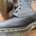 Dodaj svojmu outfitu rebelský nádych s ikonickými koženými topánkami Dr. MARTENS. Robustné, no zároveň štýlové – tieto čierne topánky v klasickej siluete so zipsovým detailom a legendárnym žltým prešívaním sú ideálnou voľbou pre tých, ktorí vedia, čo chcú. Ideálne na každodenné nosenie aj ako výrazný módny doplnok.