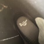 Dodaj svojmu outfitu rebelský nádych s ikonickými koženými topánkami Dr. MARTENS. Robustné, no zároveň štýlové – tieto čierne topánky v klasickej siluete so zipsovým detailom a legendárnym žltým prešívaním sú ideálnou voľbou pre tých, ktorí vedia, čo chcú. Ideálne na každodenné nosenie aj ako výrazný módny doplnok.