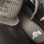 Dodaj svojmu outfitu rebelský nádych s ikonickými koženými topánkami Dr. MARTENS. Robustné, no zároveň štýlové – tieto čierne topánky v klasickej siluete so zipsovým detailom a legendárnym žltým prešívaním sú ideálnou voľbou pre tých, ktorí vedia, čo chcú. Ideálne na každodenné nosenie aj ako výrazný módny doplnok.