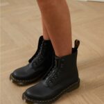 Dodaj svojmu outfitu rebelský nádych s ikonickými koženými topánkami Dr. MARTENS. Robustné, no zároveň štýlové – tieto čierne topánky v klasickej siluete so zipsovým detailom a legendárnym žltým prešívaním sú ideálnou voľbou pre tých, ktorí vedia, čo chcú. Ideálne na každodenné nosenie aj ako výrazný módny doplnok.