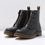 Dodaj svojmu outfitu rebelský nádych s ikonickými koženými topánkami Dr. MARTENS. Robustné, no zároveň štýlové – tieto čierne topánky v klasickej siluete so zipsovým detailom a legendárnym žltým prešívaním sú ideálnou voľbou pre tých, ktorí vedia, čo chcú. Ideálne na každodenné nosenie aj ako výrazný módny doplnok.