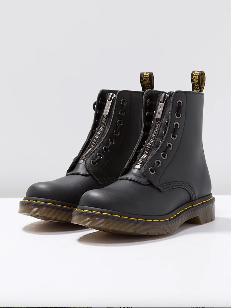 Dodaj svojmu outfitu rebelský nádych s ikonickými koženými topánkami Dr. MARTENS. Robustné, no zároveň štýlové – tieto čierne topánky v klasickej siluete so zipsovým detailom a legendárnym žltým prešívaním sú ideálnou voľbou pre tých, ktorí vedia, čo chcú. Ideálne na každodenné nosenie aj ako výrazný módny doplnok.
