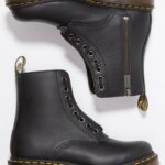 Dodaj svojmu outfitu rebelský nádych s ikonickými koženými topánkami Dr. MARTENS. Robustné, no zároveň štýlové – tieto čierne topánky v klasickej siluete so zipsovým detailom a legendárnym žltým prešívaním sú ideálnou voľbou pre tých, ktorí vedia, čo chcú. Ideálne na každodenné nosenie aj ako výrazný módny doplnok.