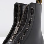 Dodaj svojmu outfitu rebelský nádych s ikonickými koženými topánkami Dr. MARTENS. Robustné, no zároveň štýlové – tieto čierne topánky v klasickej siluete so zipsovým detailom a legendárnym žltým prešívaním sú ideálnou voľbou pre tých, ktorí vedia, čo chcú. Ideálne na každodenné nosenie aj ako výrazný módny doplnok.